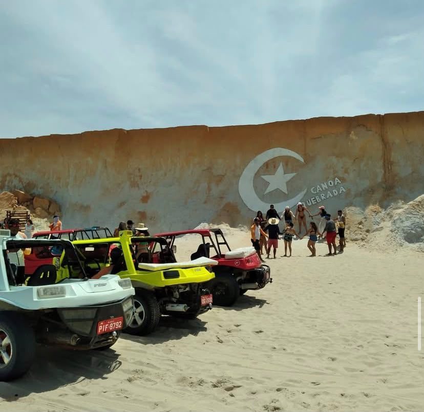 Buggies em frente às falésias com o símbolo de Canoa Quebrada
