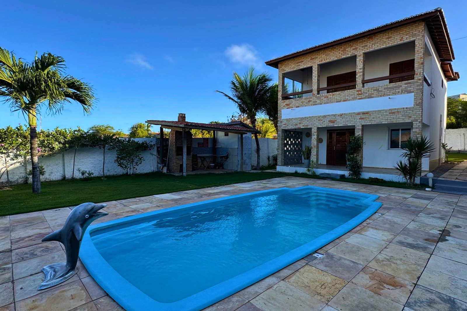 Casa e área de piscina do condomínio da Casa Maré