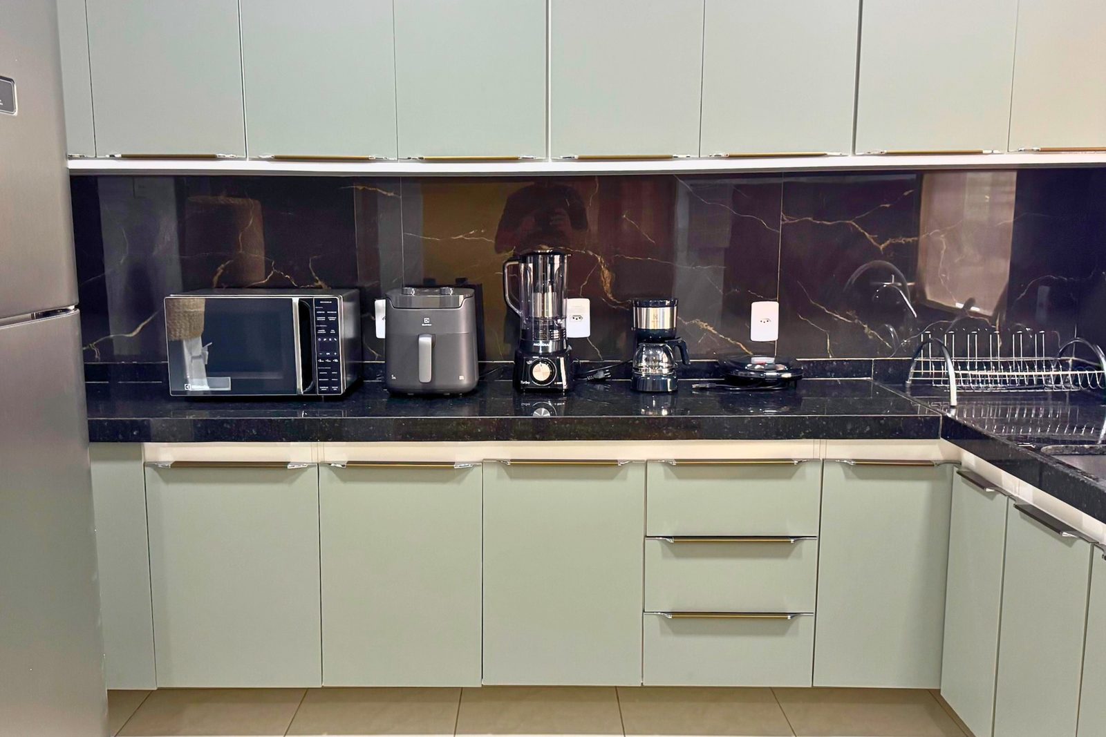 Cozinha equipada com armários e eletrodomésticos