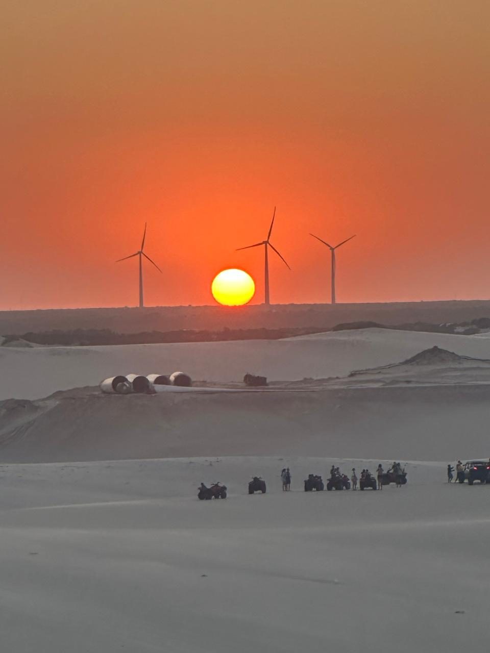 Pôr do sol entre os cataventos, visto das dunas