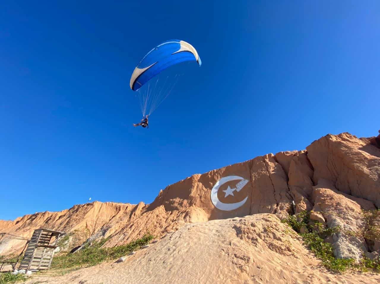 Voo de parapente sobre as falésias de Canoa Quebrada