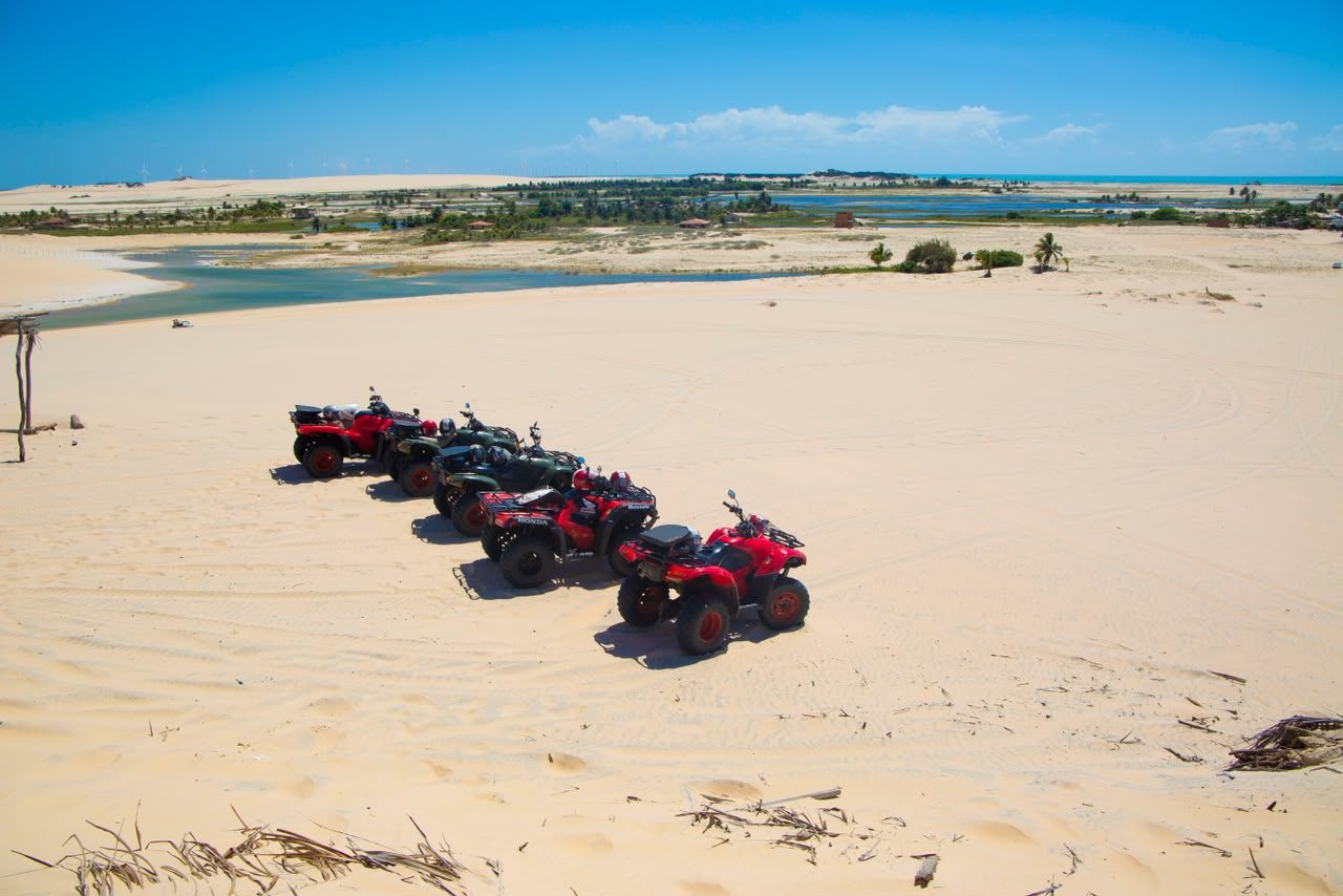 Quadriciclos nas dunas de Canoa Quebrada