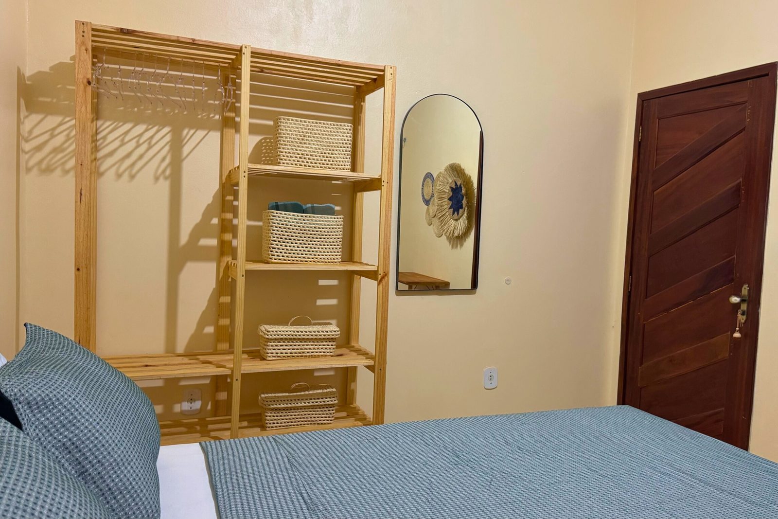Quarto com decoração em palha