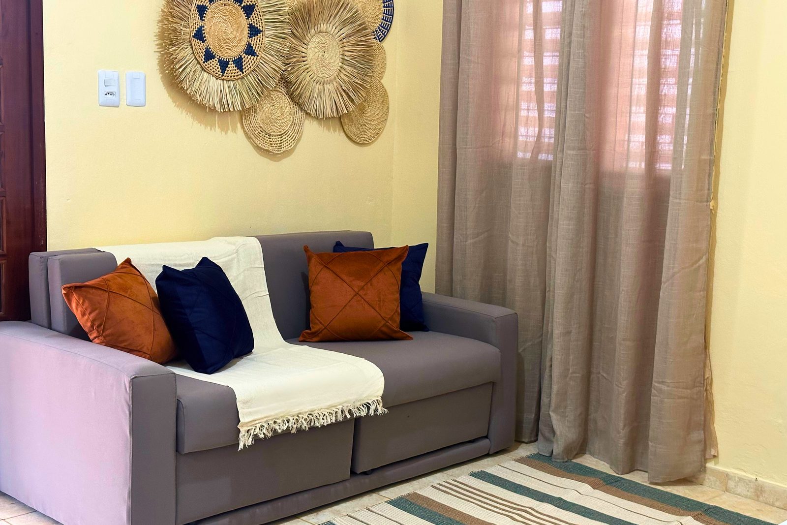 Sala de estar da Casa Maré, aconchegante e mobiliada