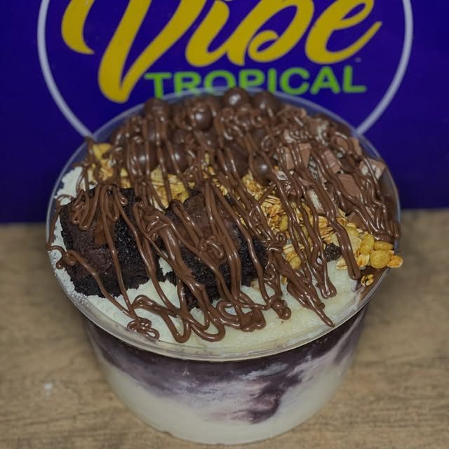 Açaí da Vibe Tropical com calda de chocolate e castanhas