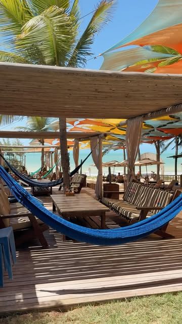 Deck da barraca Chega Mais Beach com rede e vista para o mar