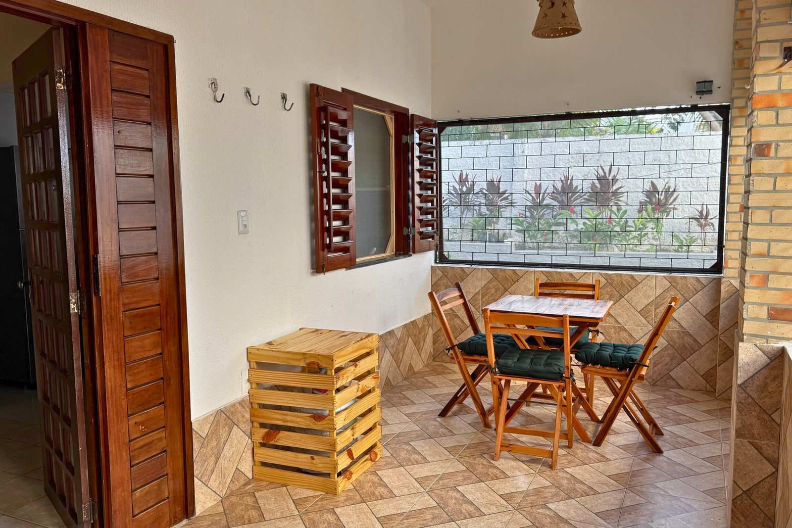Varanda com mesa e área de estar